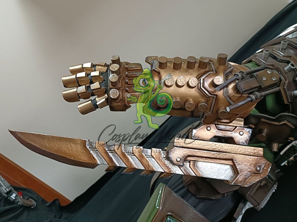 Arma-cosplay-personalizzata-lama-e-braccio